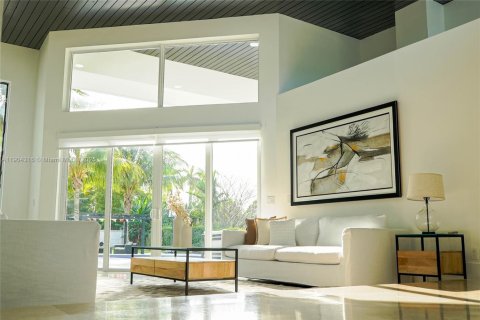 House in Miami, Florida 5 bedrooms, 414.53 sq.m. № 1956055 - photo 8