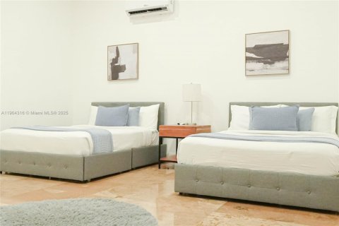 House in Miami, Florida 5 bedrooms, 414.53 sq.m. № 1956055 - photo 13