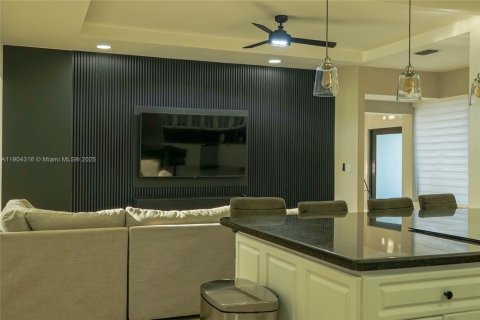 House in Miami, Florida 5 bedrooms, 414.53 sq.m. № 1956055 - photo 5