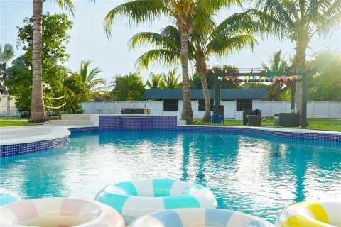 House in Miami, Florida 5 bedrooms, 414.53 sq.m. № 1956055 - photo 18