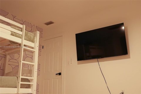 House in Miami, Florida 5 bedrooms, 414.53 sq.m. № 1956055 - photo 16