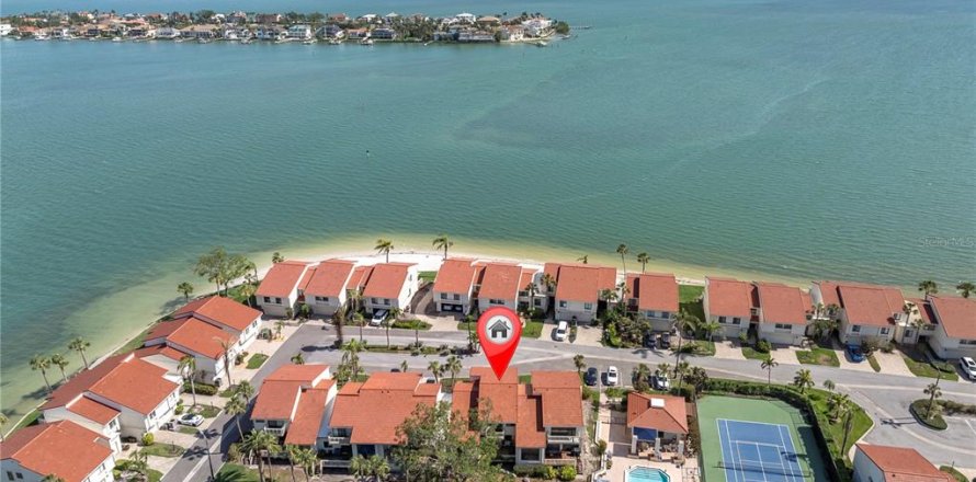Adosado en Saint Petersburg, Florida 3 dormitorios, 177.91 m2 № 1626405