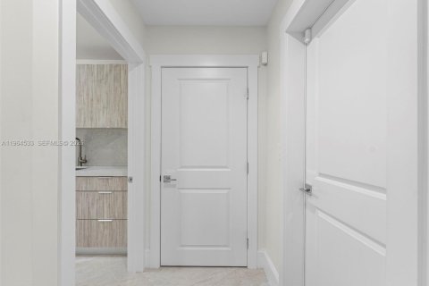 Casa en venta en Miami Beach, Florida, 4 dormitorios, 341.23 m2 № 2028278 - foto 26