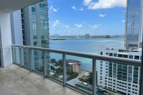 Condo in Miami, Florida, 2 bedrooms  № 1888843 - photo 1