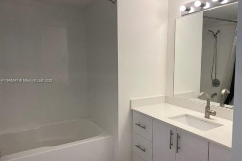 Condo in Miami, Florida, 2 bedrooms  № 1888843 - photo 7