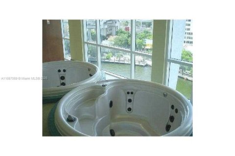 Condominio en alquiler en Miami, Florida, 1 dormitorio, 70.33 m2 № 1879035 - foto 16