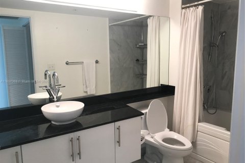 Condominio en alquiler en Miami, Florida, 1 dormitorio, 70.33 m2 № 1879035 - foto 7