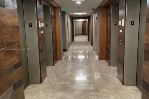 Condominio en alquiler en Miami, Florida, 1 dormitorio, 70.33 m2 № 1879035 - foto 13