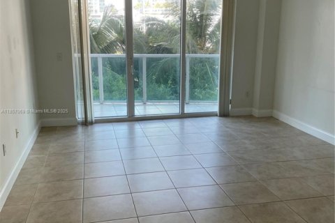 Condominio en alquiler en Miami, Florida, 1 dormitorio, 70.33 m2 № 1879035 - foto 4