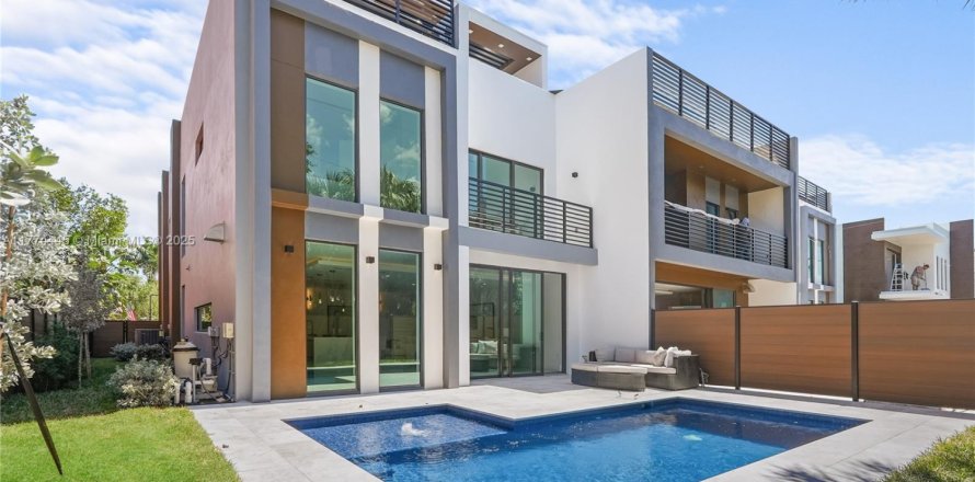 Townhouse in Fort Lauderdale, Florida 4 bedrooms, 323.86 sq.m. № 1731764