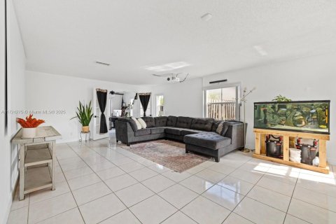 House in Sunrise, Florida 3 bedrooms, 176.33 sq.m. № 1867045 - photo 10