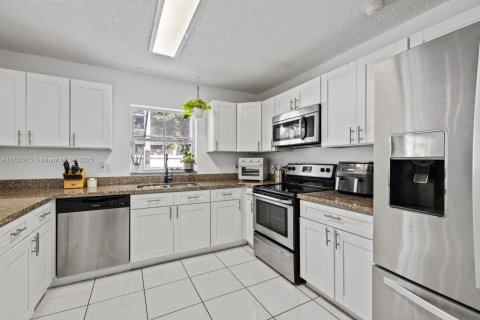 House in Sunrise, Florida 3 bedrooms, 176.33 sq.m. № 1867045 - photo 17