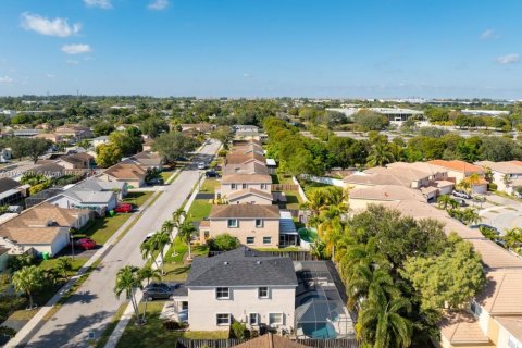 House in Sunrise, Florida 3 bedrooms, 176.33 sq.m. № 1867045 - photo 4