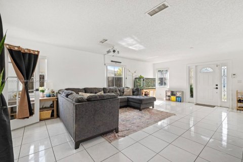House in Sunrise, Florida 3 bedrooms, 176.33 sq.m. № 1867045 - photo 11