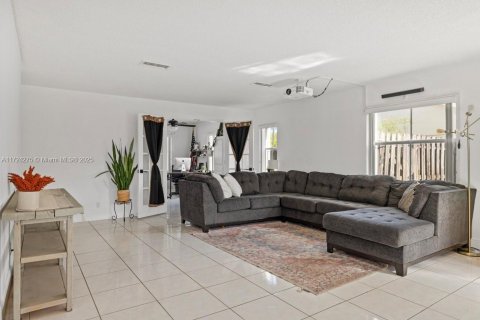House in Sunrise, Florida 3 bedrooms, 176.33 sq.m. № 1867045 - photo 7