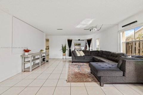 House in Sunrise, Florida 3 bedrooms, 176.33 sq.m. № 1867045 - photo 8