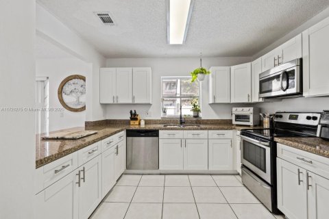 House in Sunrise, Florida 3 bedrooms, 176.33 sq.m. № 1867045 - photo 16