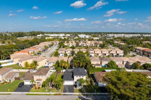 House in Sunrise, Florida 3 bedrooms, 176.33 sq.m. № 1867045 - photo 5