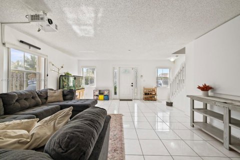 House in Sunrise, Florida 3 bedrooms, 176.33 sq.m. № 1867045 - photo 6