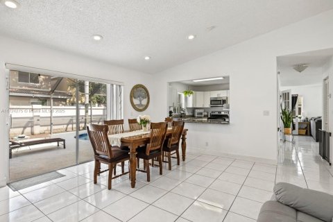 House in Sunrise, Florida 3 bedrooms, 176.33 sq.m. № 1867045 - photo 13