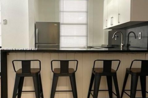 Снять в аренду кондоминиум в Майами-Бич, Флорида 2 спальни, 53.88м2, № 1979582 - фото 2