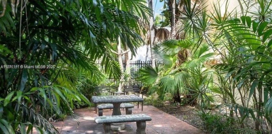 Condominio en Miami Beach, Florida, 1 dormitorio  № 2014111