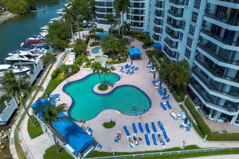 Condominio en Aventura, Florida, 2 dormitorios  № 2054662