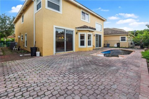 House in Coral Springs, Florida 5 bedrooms, 271 sq.m. № 920939 - photo 1