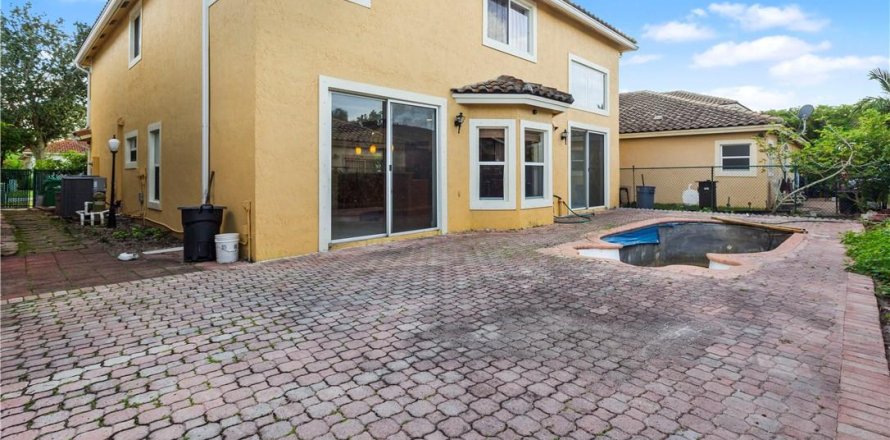 House in Coral Springs, Florida 5 bedrooms, 271 sq.m. № 920939