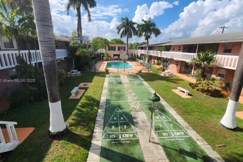 Condo in Hallandale Beach, Florida, 1 bedroom № 1974278 - photo 10