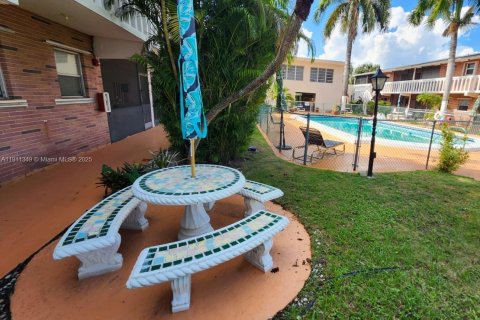 Condo in Hallandale Beach, Florida, 1 bedroom № 1974278 - photo 11