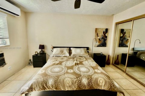 Condo in Hallandale Beach, Florida, 1 bedroom № 1974278 - photo 6