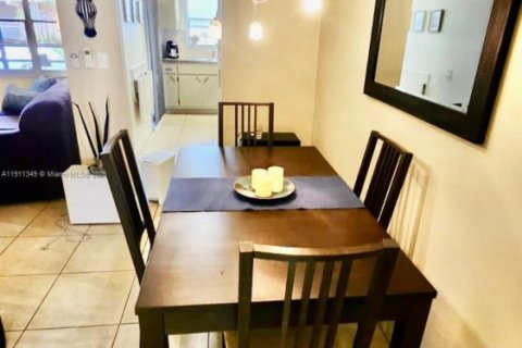 Condo in Hallandale Beach, Florida, 1 bedroom № 1974278 - photo 4