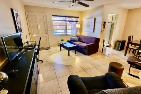 Condo in Hallandale Beach, Florida, 1 bedroom № 1974278 - photo 3