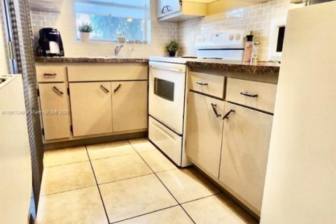 Condo in Hallandale Beach, Florida, 1 bedroom № 1974278 - photo 2