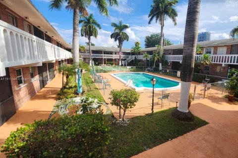 Condo in Hallandale Beach, Florida, 1 bedroom № 1974278 - photo 14