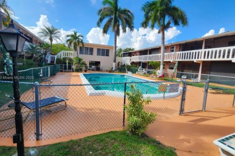 Condo in Hallandale Beach, Florida, 1 bedroom № 1974278 - photo 13