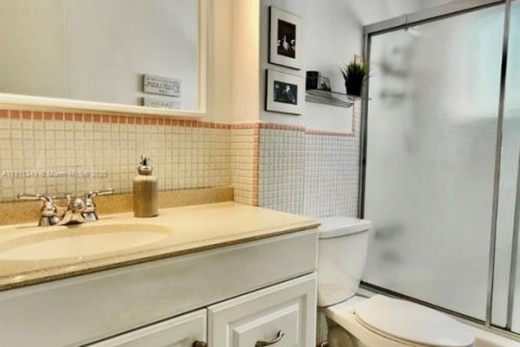 Condo in Hallandale Beach, Florida, 1 bedroom № 1974278 - photo 9