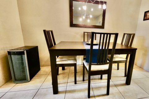 Condo in Hallandale Beach, Florida, 1 bedroom № 1974278 - photo 5