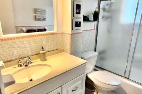 Condo in Hallandale Beach, Florida, 1 bedroom № 1974278 - photo 8