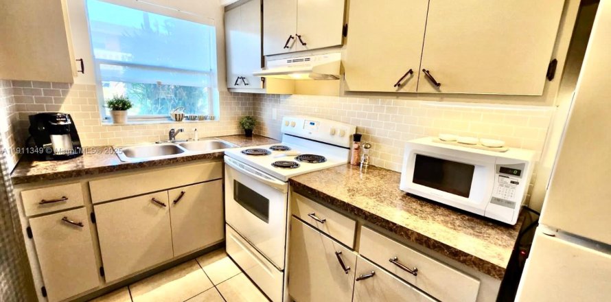 Condo in Hallandale Beach, Florida, 1 bedroom № 1974278
