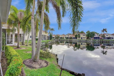 House in Dania Beach, Florida 3 bedrooms, 141.77 sq.m. № 1933589 - photo 12