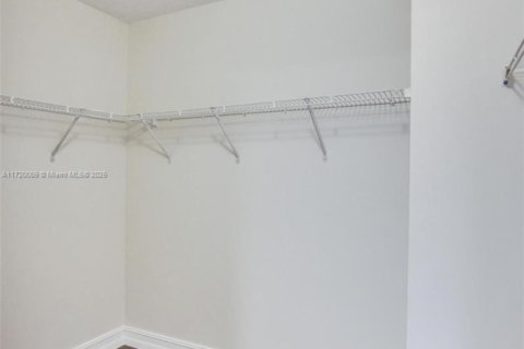 House in Dania Beach, Florida 3 bedrooms, 141.77 sq.m. № 1933589 - photo 17