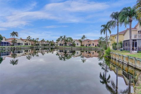 House in Dania Beach, Florida 3 bedrooms, 141.77 sq.m. № 1933589 - photo 2