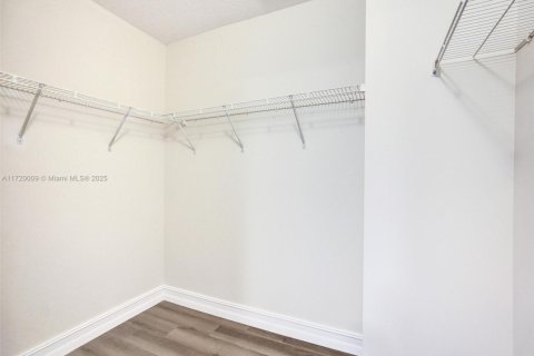 House in Dania Beach, Florida 3 bedrooms, 141.77 sq.m. № 1933589 - photo 16