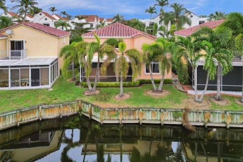 House in Dania Beach, Florida 3 bedrooms, 141.77 sq.m. № 1933589 - photo 1