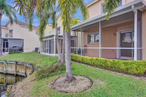 House in Dania Beach, Florida 3 bedrooms, 141.77 sq.m. № 1933589 - photo 8