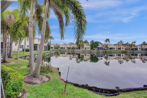 House in Dania Beach, Florida 3 bedrooms, 141.77 sq.m. № 1933589 - photo 3