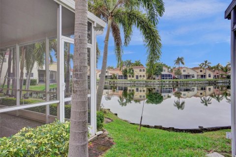 House in Dania Beach, Florida 3 bedrooms, 141.77 sq.m. № 1933589 - photo 9