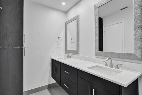 House in Dania Beach, Florida 3 bedrooms, 141.77 sq.m. № 1933589 - photo 13